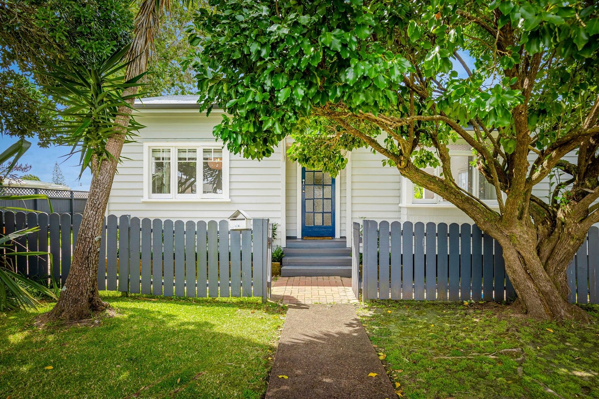 12 Rewarewa Road, Te Atatu Peninsula, Auckland - Carousel 1