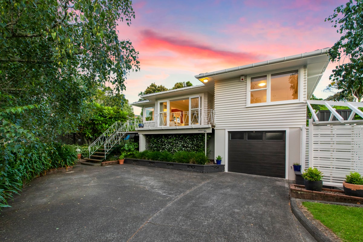 12 Glenroy Place, Green Bay, Auckland - Carousel 1