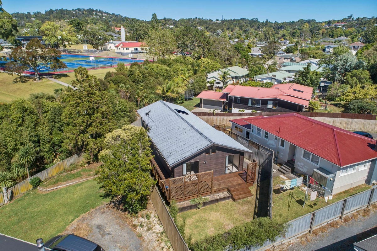 2/11 Firle Place, Green Bay, Auckland - Carousel 2