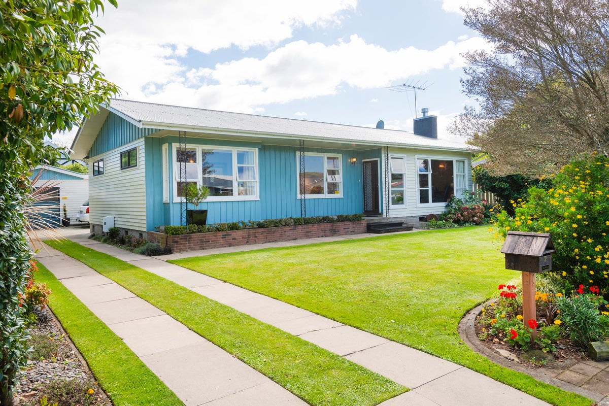 2 Dominey Street, Inner Kaiti, Gisborne - Carousel 1