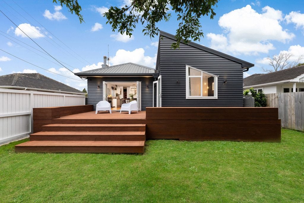 22 Taikata Road, Te Atatu Peninsula, Waitakere City, Auckland - Carousel 1