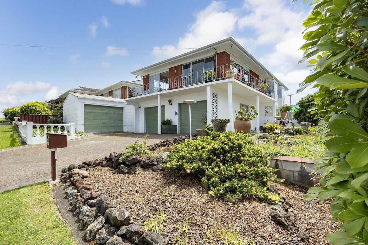174 Royal Road, Massey, Auckland - Carousel 1