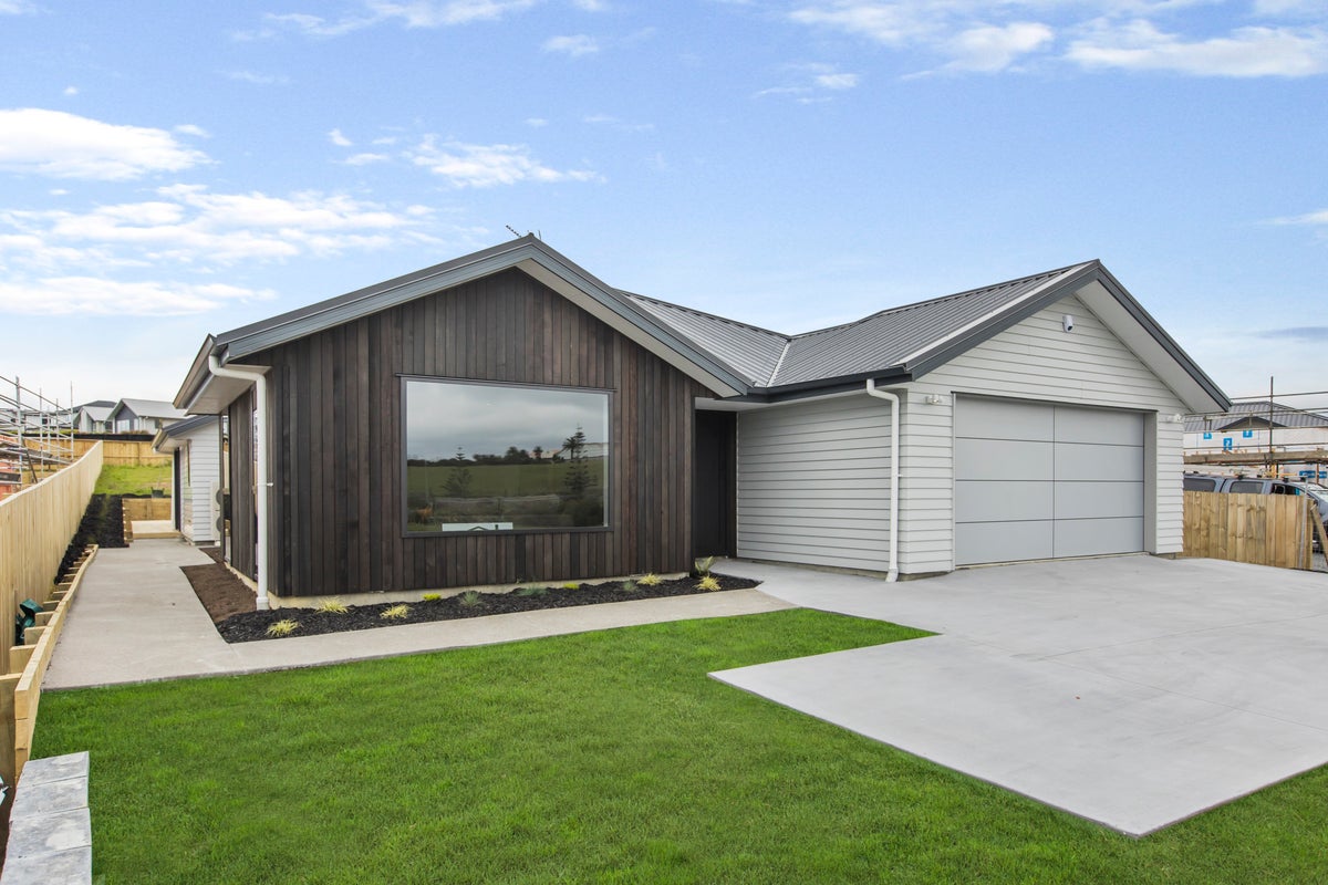 27 Angiangi Crescent, Beachlands, Auckland - Carousel 1