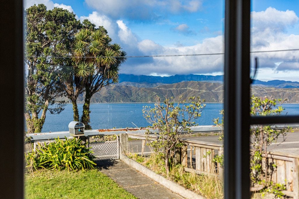 131 Nevay Road, Karaka Bays, Wellington - Carousel 2