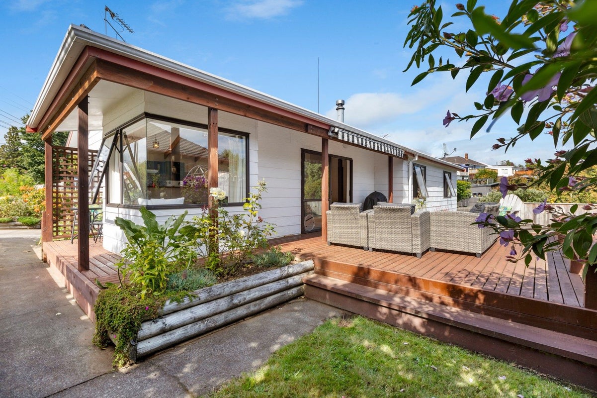 122 Glenpark Avenue, Frankleigh Park, New Plymouth - Carousel 1