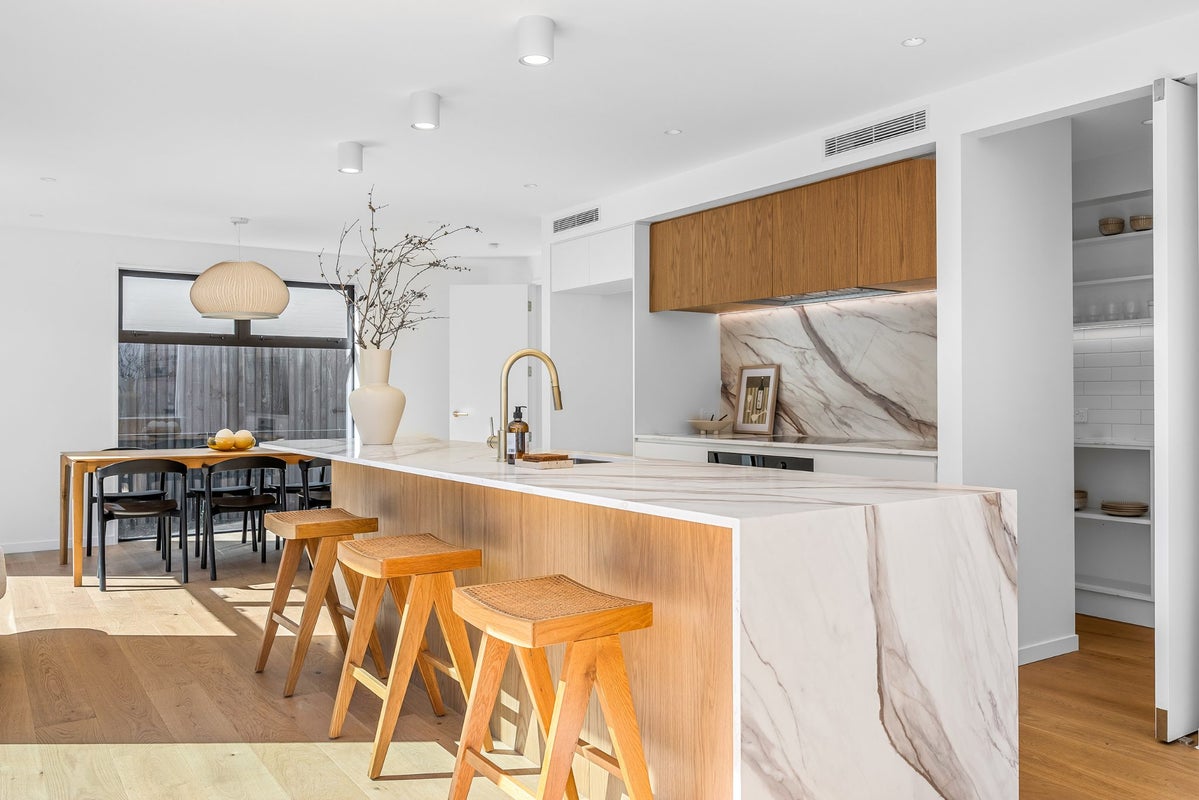 2/17 Hewitts Road, Merivale, Christchurch - Carousel 2