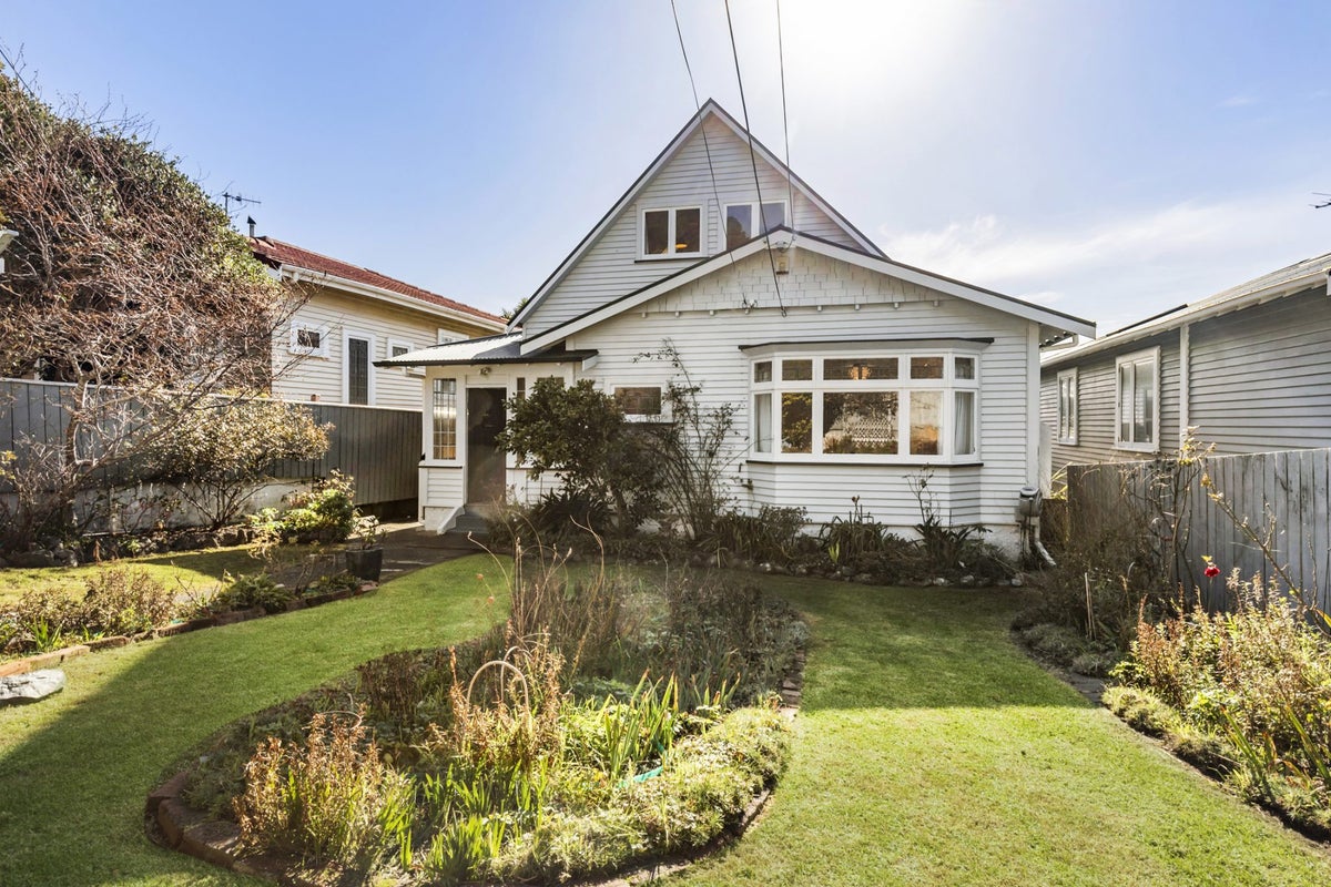7 Pinnacle Street, Seatoun, Wellington - Carousel 1