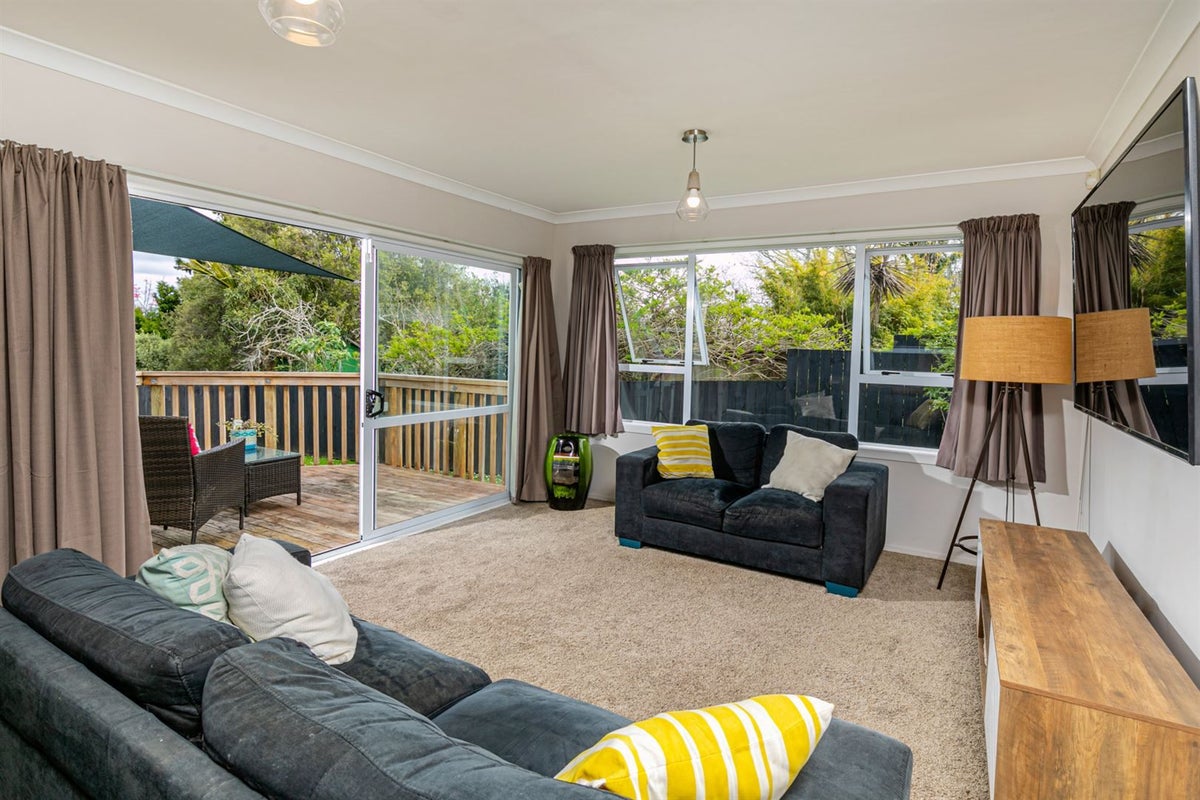 86A Sylvan Crescent, Te Atatu South, Auckland - Carousel 2