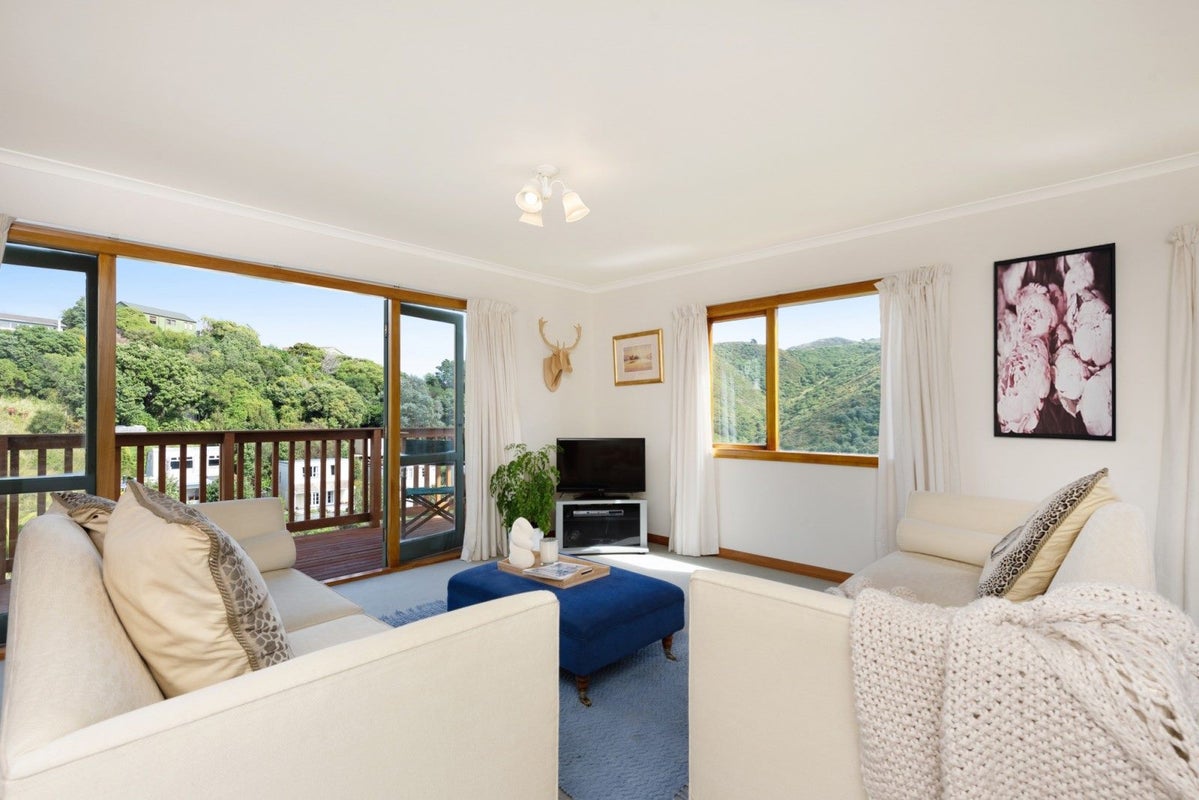 1 Frobisher Street, Island Bay, Wellington - Carousel 1