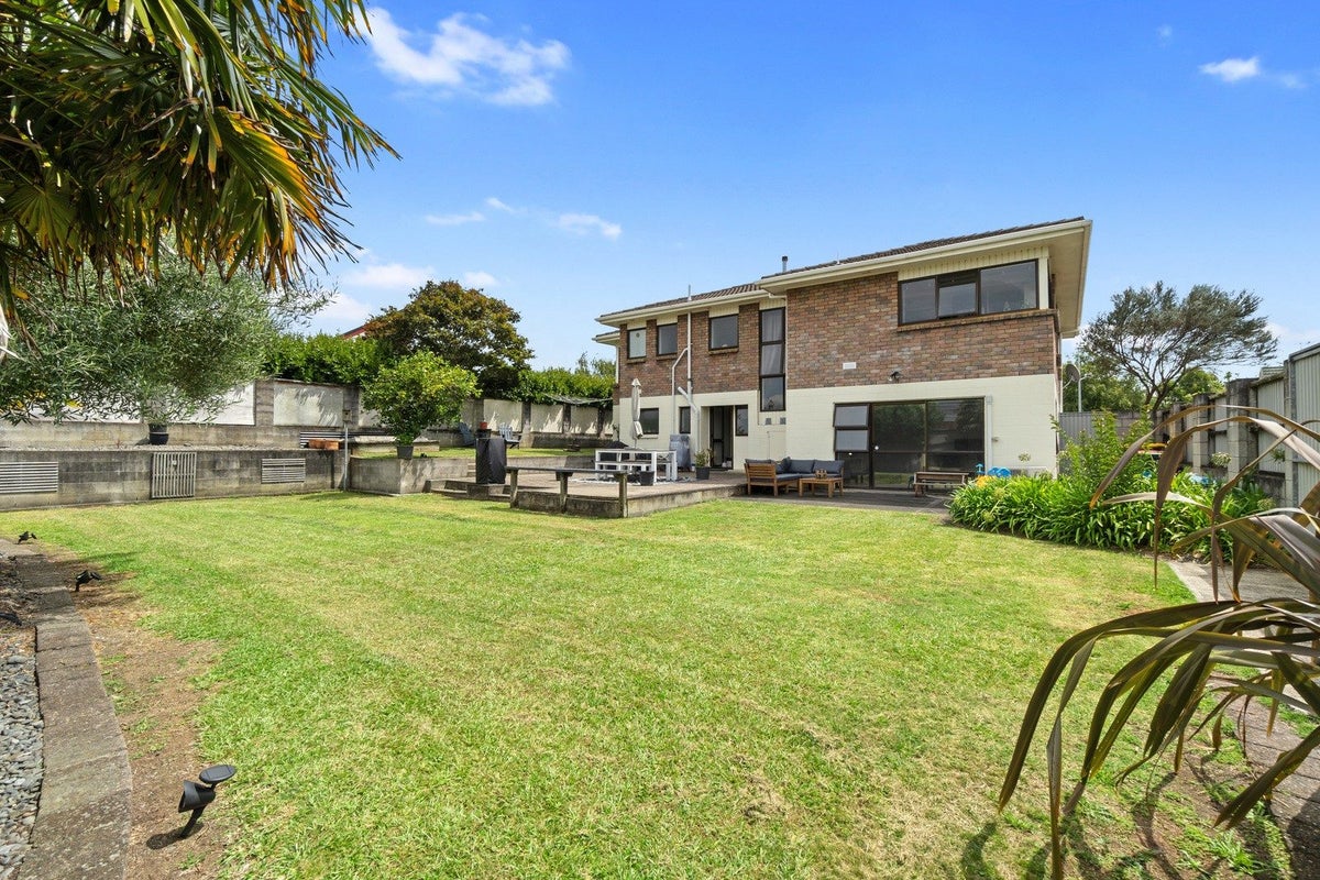 25 Ngaio Place, Pukete, Hamilton - Carousel 1