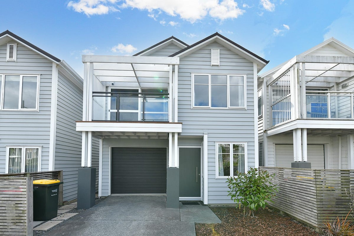 70 Arrowsmith Drive, Flat Bush, Auckland - Carousel 1