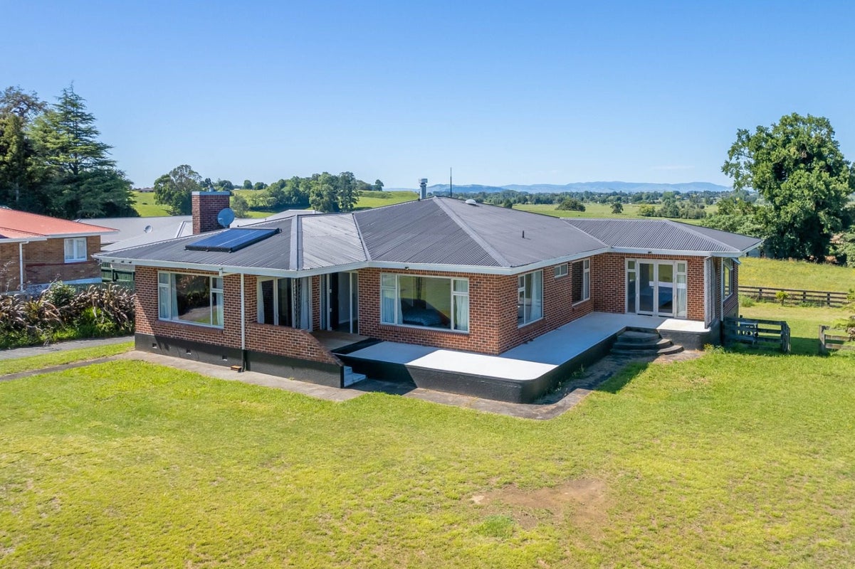 1302 Cambridge Road, Te Awamutu, Te Awamutu - Carousel 1