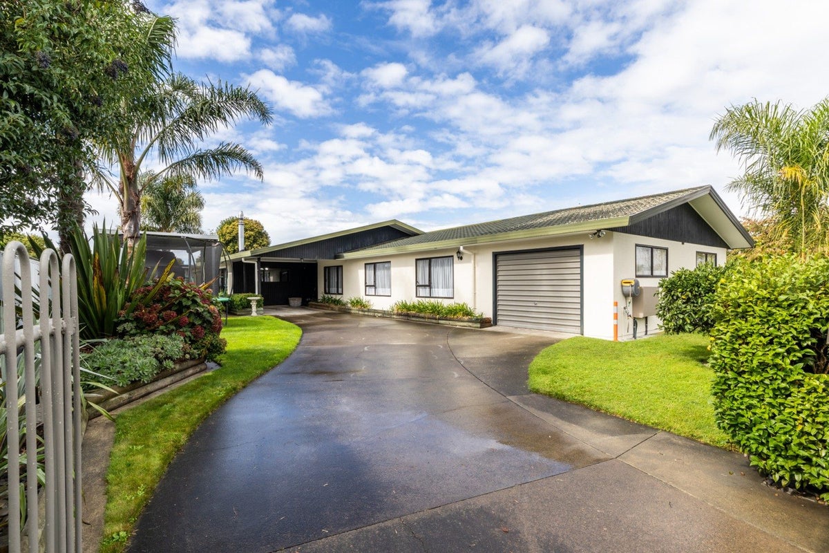 7 Dundee Drive, Flaxmere, Hastings - Carousel 1