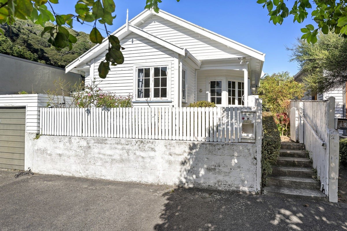 7 Konini Street, Eastbourne, Lower Hutt - Carousel 1