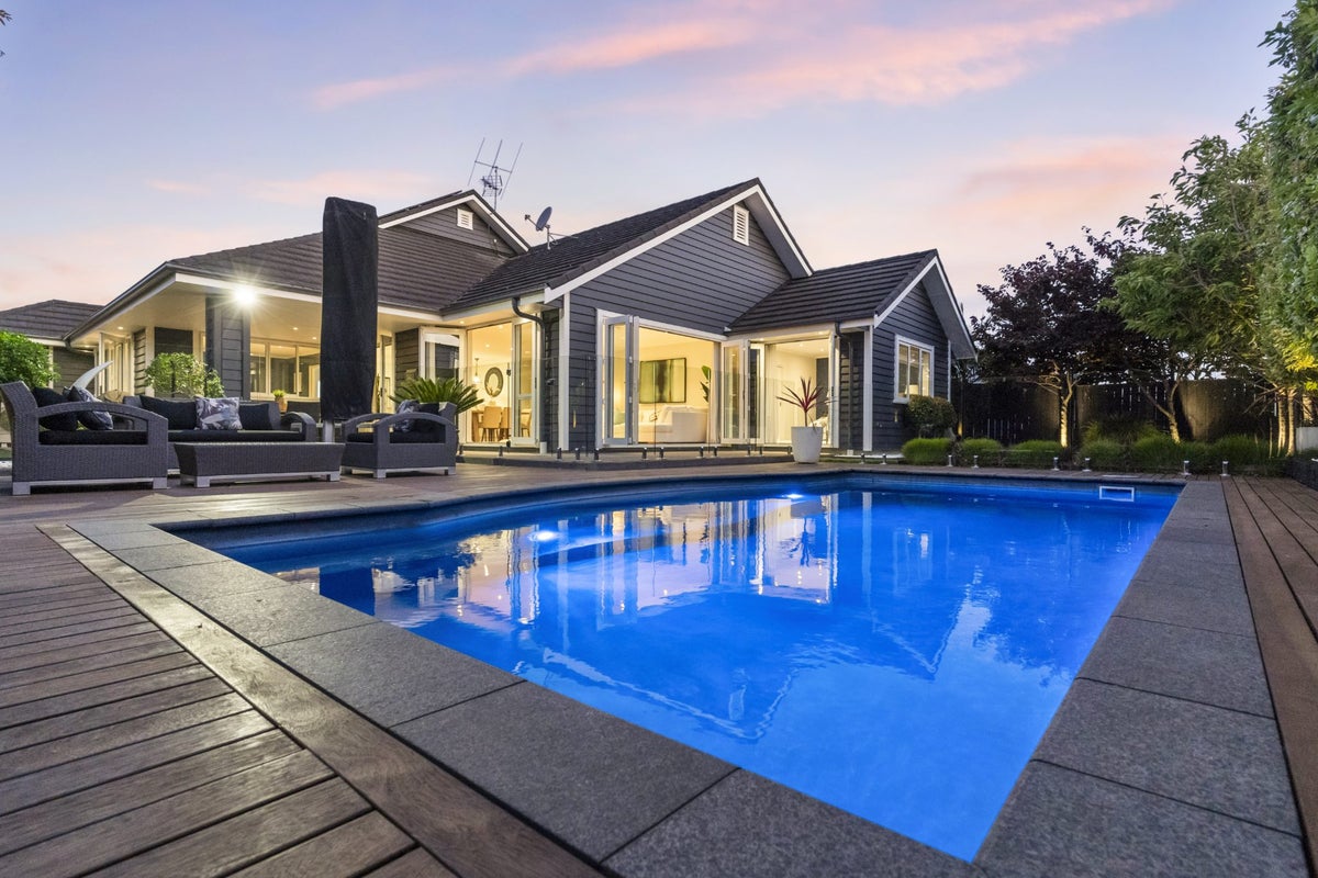 33 Paso Fino Crescent, Karaka, Papakura - Carousel 1
