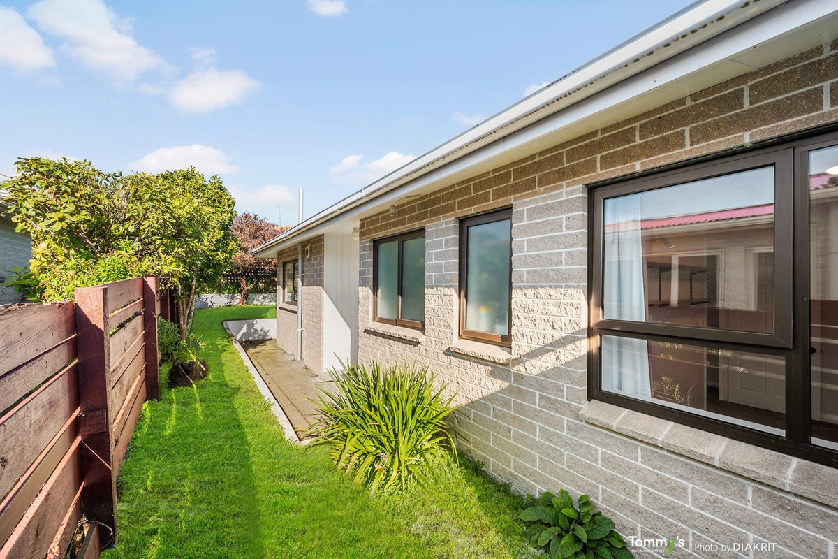 2/271 Karori Road, Karori, Wellington - Carousel 1