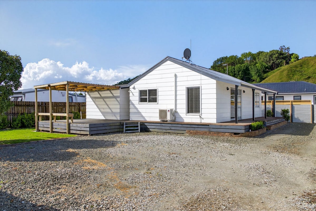 10 Hooper Street, Tamarau, Gisborne - Carousel 1