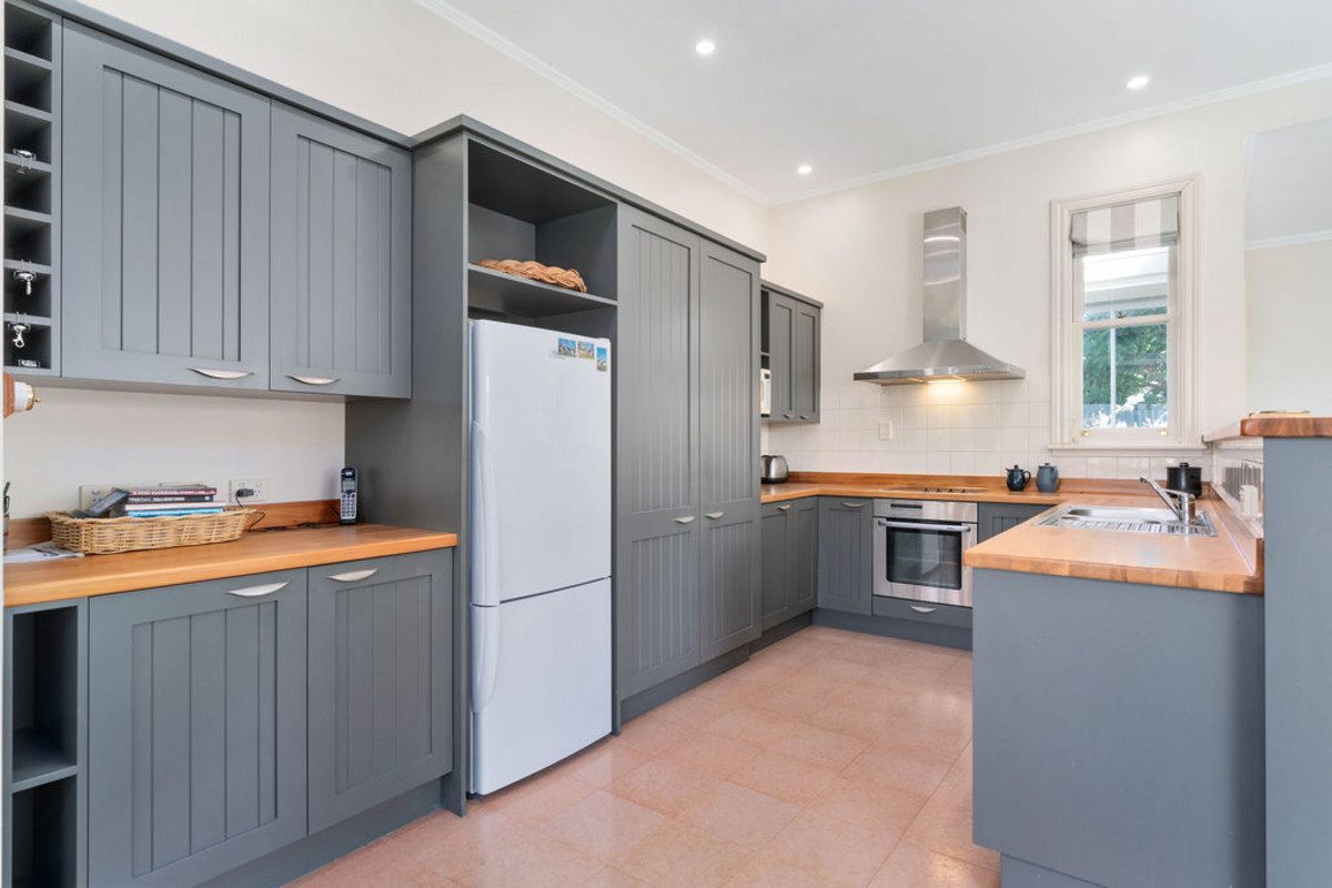 218 High Street South, Carterton - Carousel 2