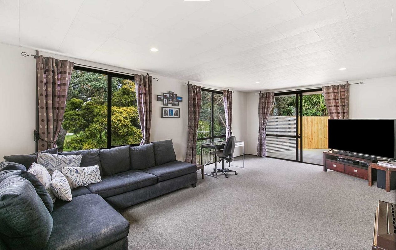 2/18 Cypress Place, Sunnynook, Auckland - Carousel 2