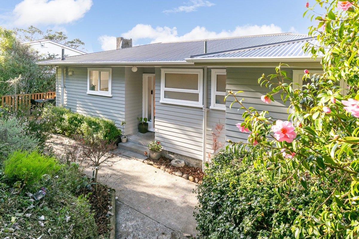 137 Ruskin Road, Newlands, Wellington - Carousel 1
