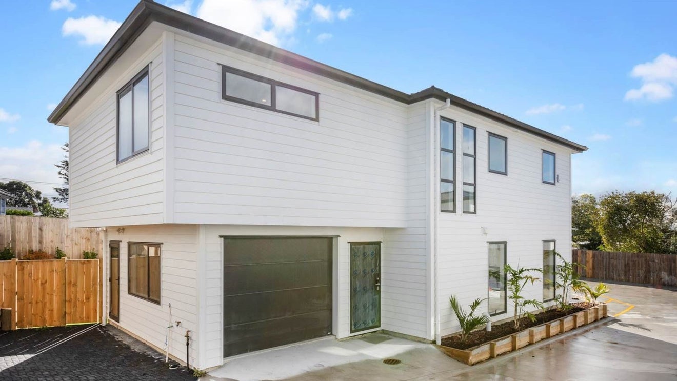 49A Royal View Road, Te Atatu South, Auckland - Carousel 1