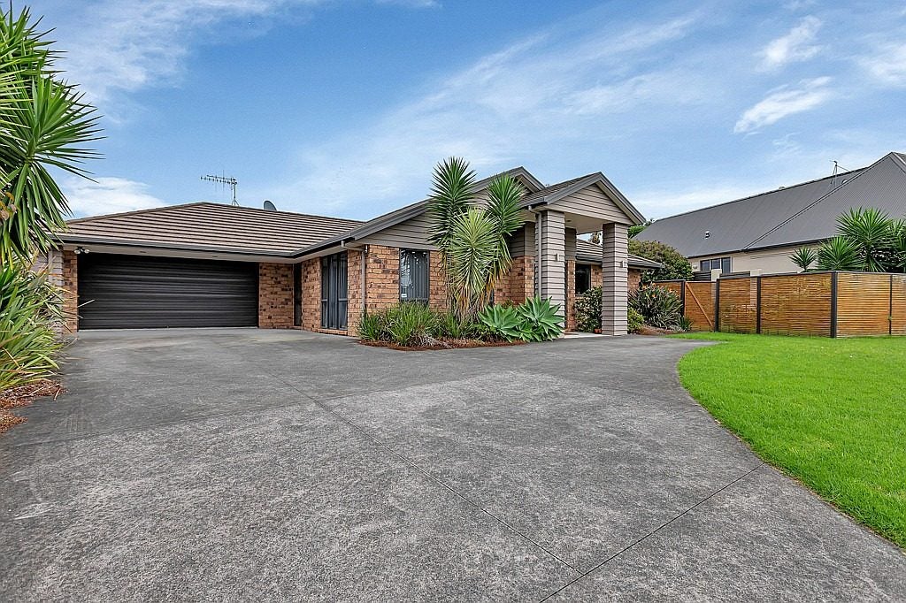 18 Conifer Grove, Kamo, Whangarei - Carousel 1