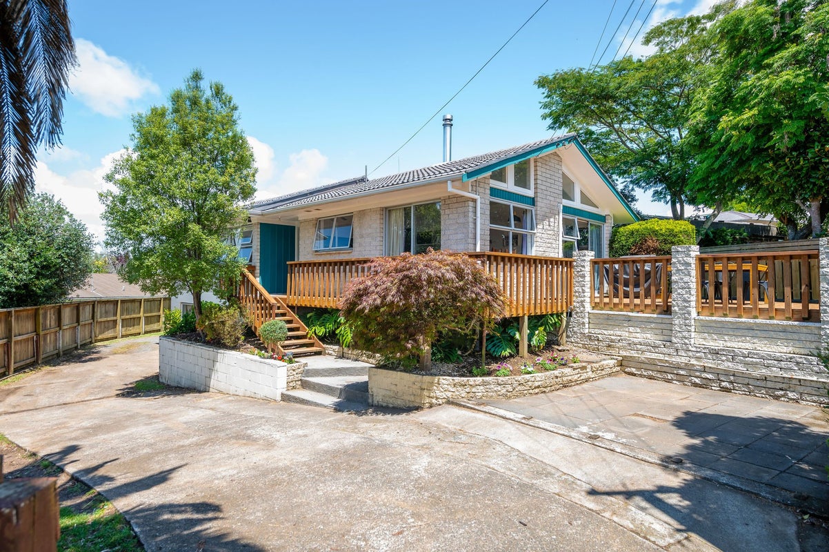 6 Te Anau Place, Glenview, Hamilton - Carousel 1