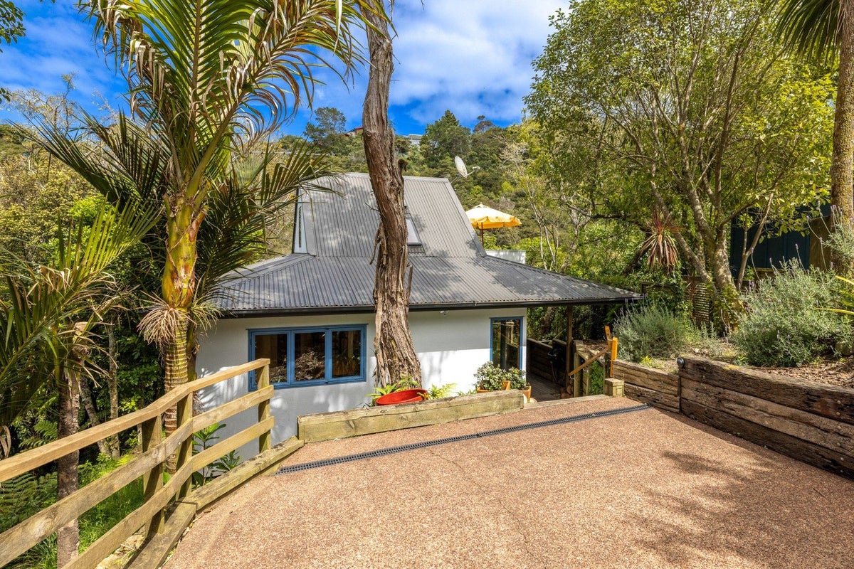5 Hekerua Road, Oneroa, Waiheke Island - Carousel 1