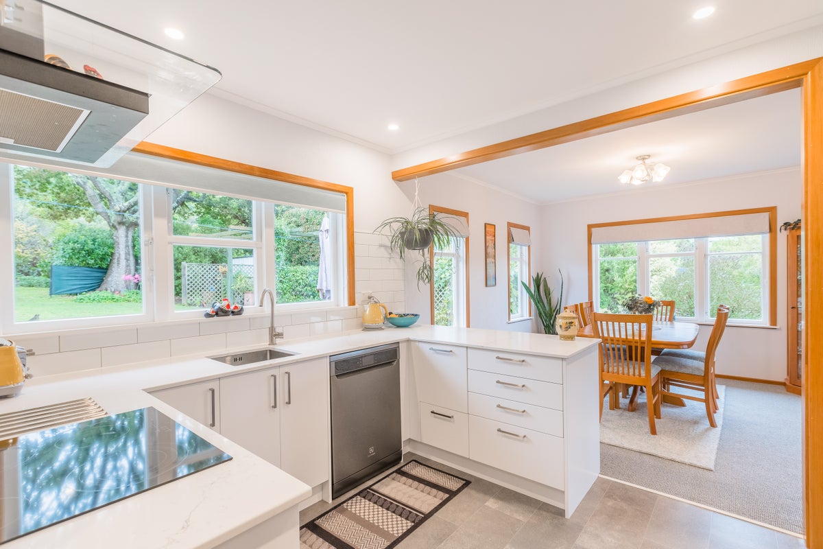 367 Main Road, Tawa, Wellington - Carousel 2