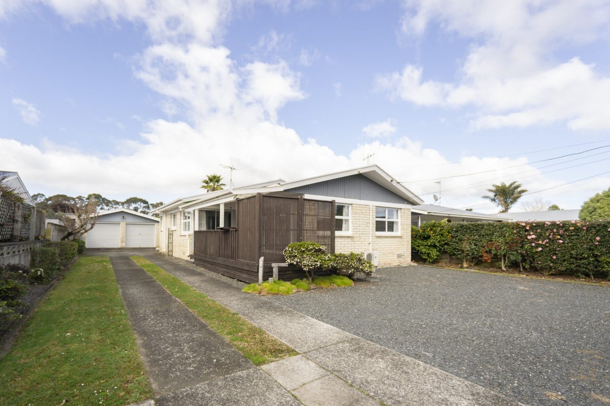 74 Fitzroy Avenue, Fitzroy, Hamilton - Carousel 1