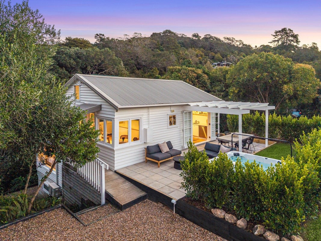 25 Tahatai Road, Oneroa, Waiheke Island - Carousel 1