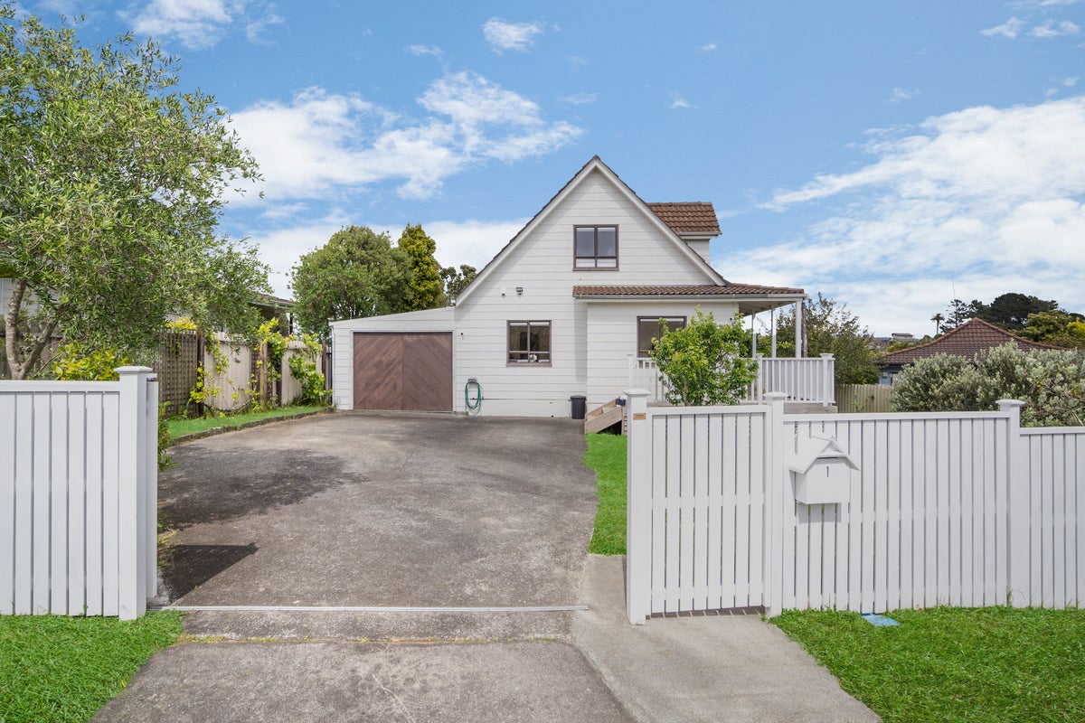 1 Andros Place, Unsworth Heights, Auckland - Carousel 1
