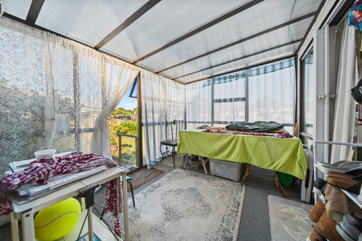 9 Blackgate Place, Weymouth, Auckland - Carousel 2