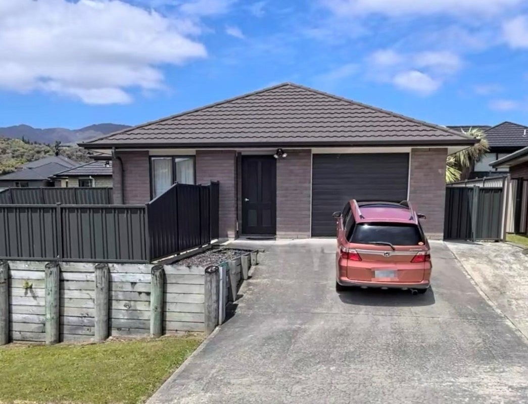 18 Diamond Grove, Brown Owl, Upper Hutt - Carousel 1