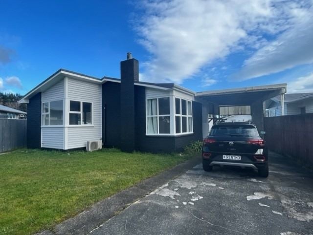 12 Ponderosa Grove, Maoribank, Upper Hutt - Carousel 1