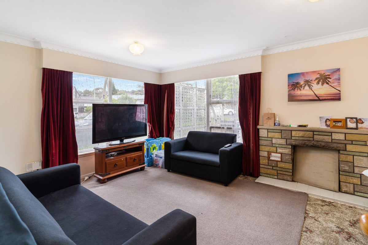 121 Vodanovich Road, Te Atatu South, Auckland - Carousel 2
