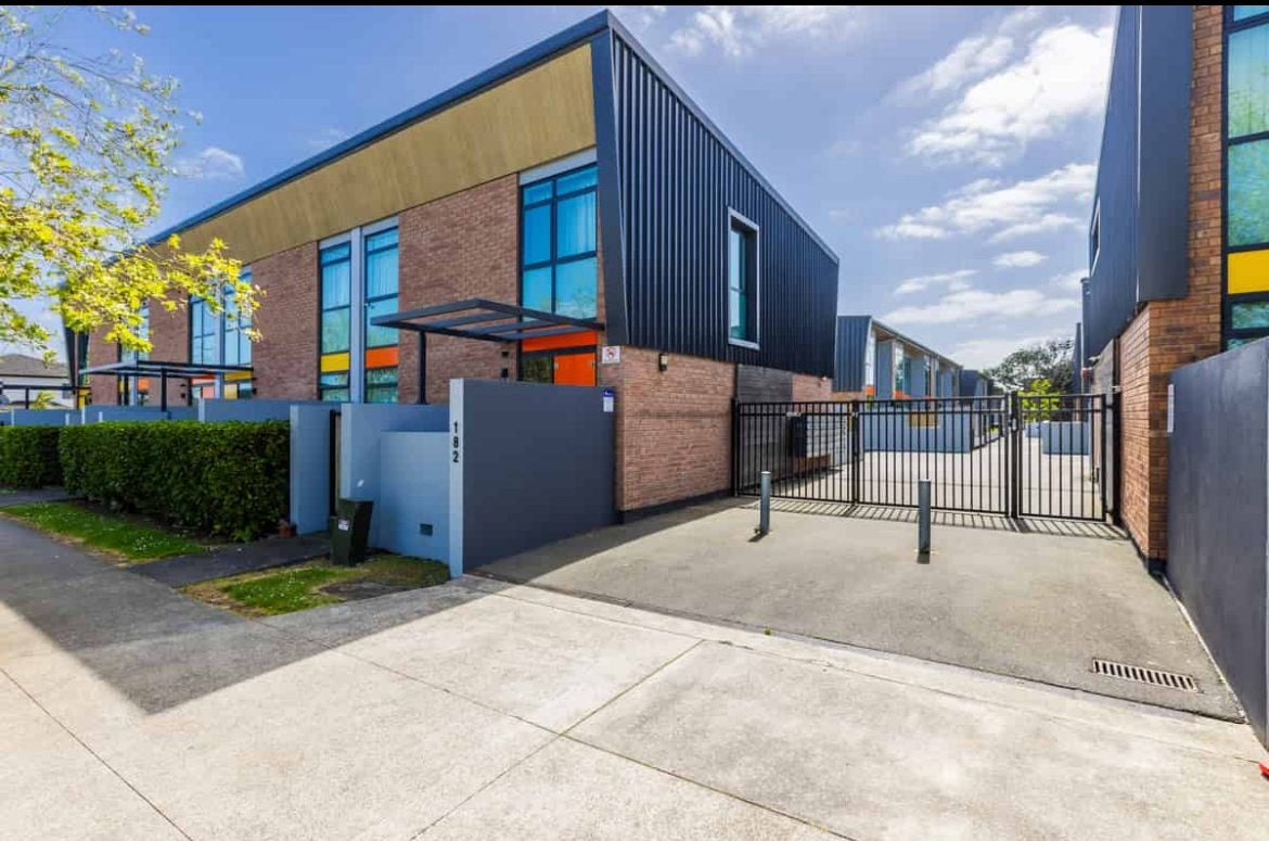42 Flat Bush Road, Clover Park, Auckland - Carousel 1