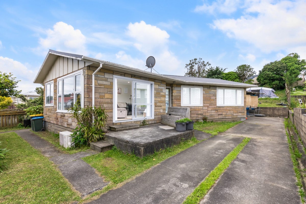 44 Kokiri Crescent, Waitangirua, Porirua - Carousel 2