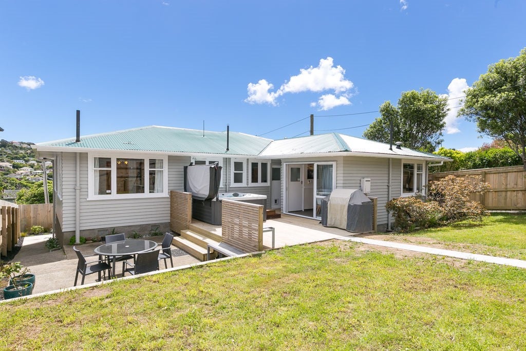 116 Helston Road, Paparangi, Wellington - Carousel 1