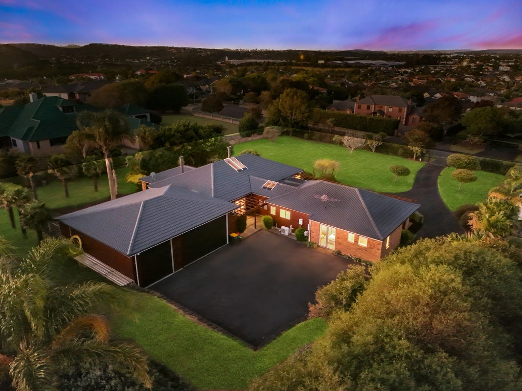 18 Burgundy Park Avenue, Henderson, Auckland - Carousel 2