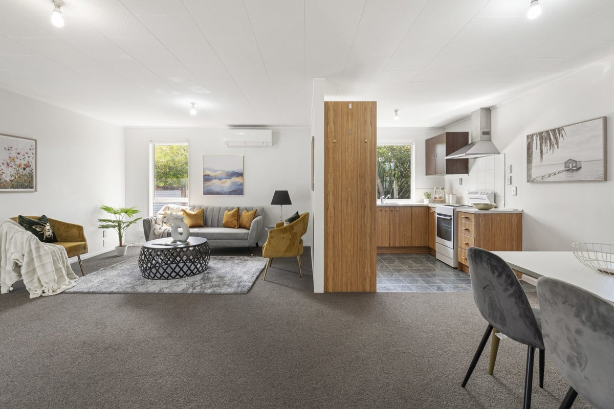 2/4 Hall Avenue, Mangere, Auckland - Carousel 2