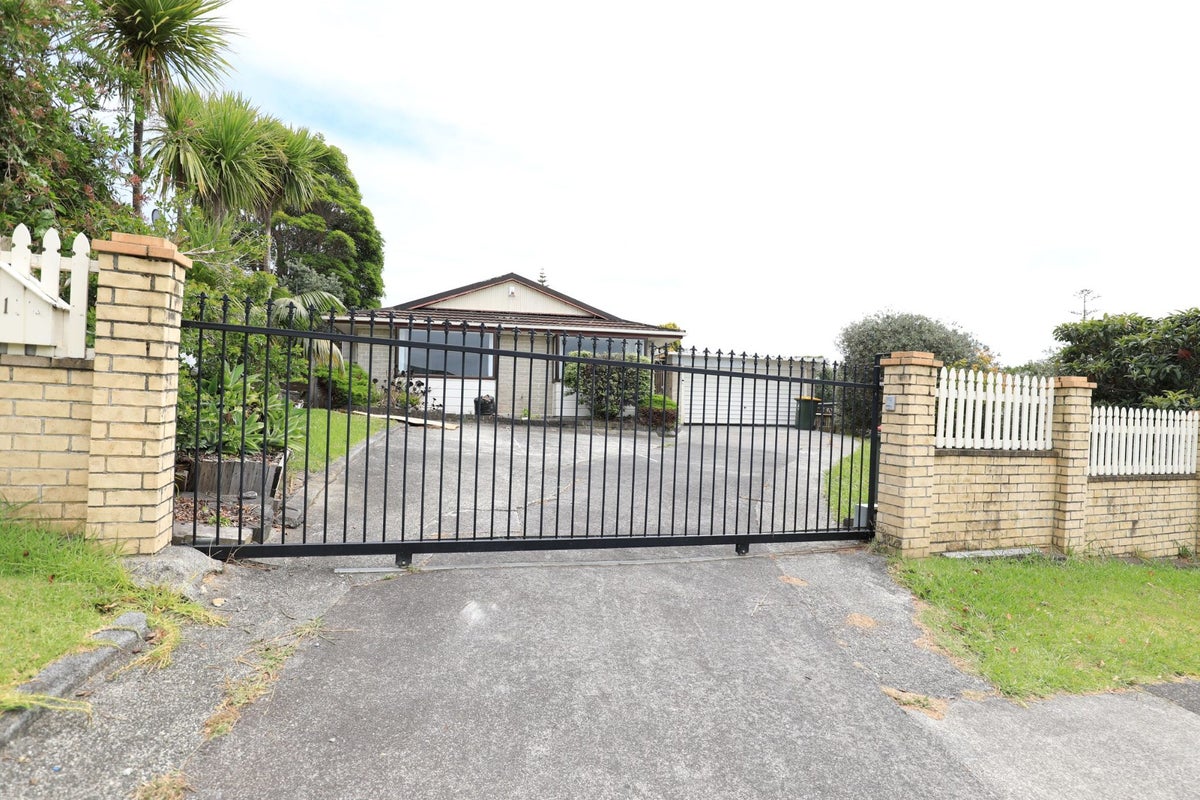 118 Glenmore Road, Sunnyhills, Auckland - Carousel 1