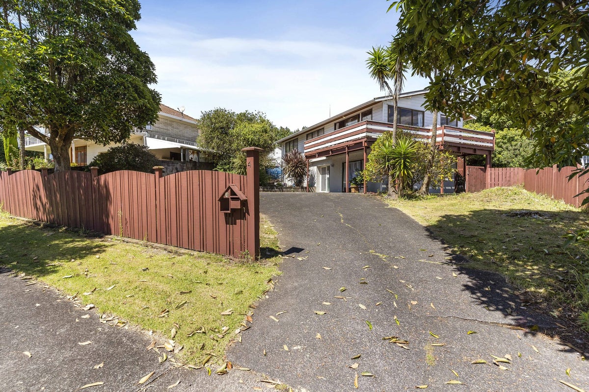 4 Sikkim Crescent, Clover Park, Auckland - Carousel 1
