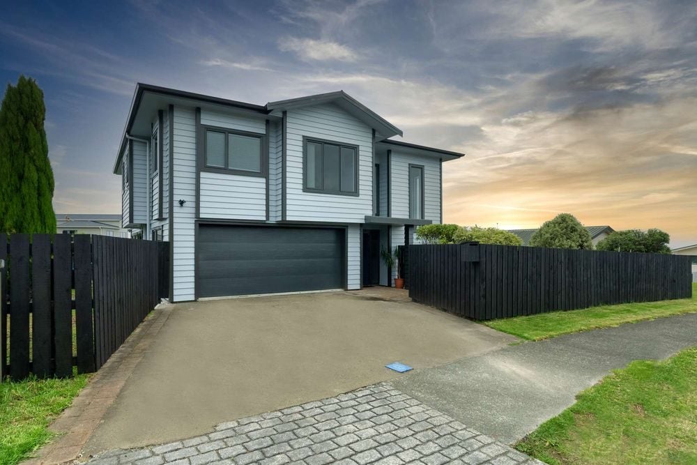17 Doncaster Terrace, Ascot Park, Porirua - Carousel 1