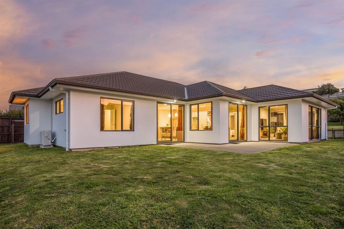 17 Tongariro Drive, Aotea, Porirua - Carousel 1