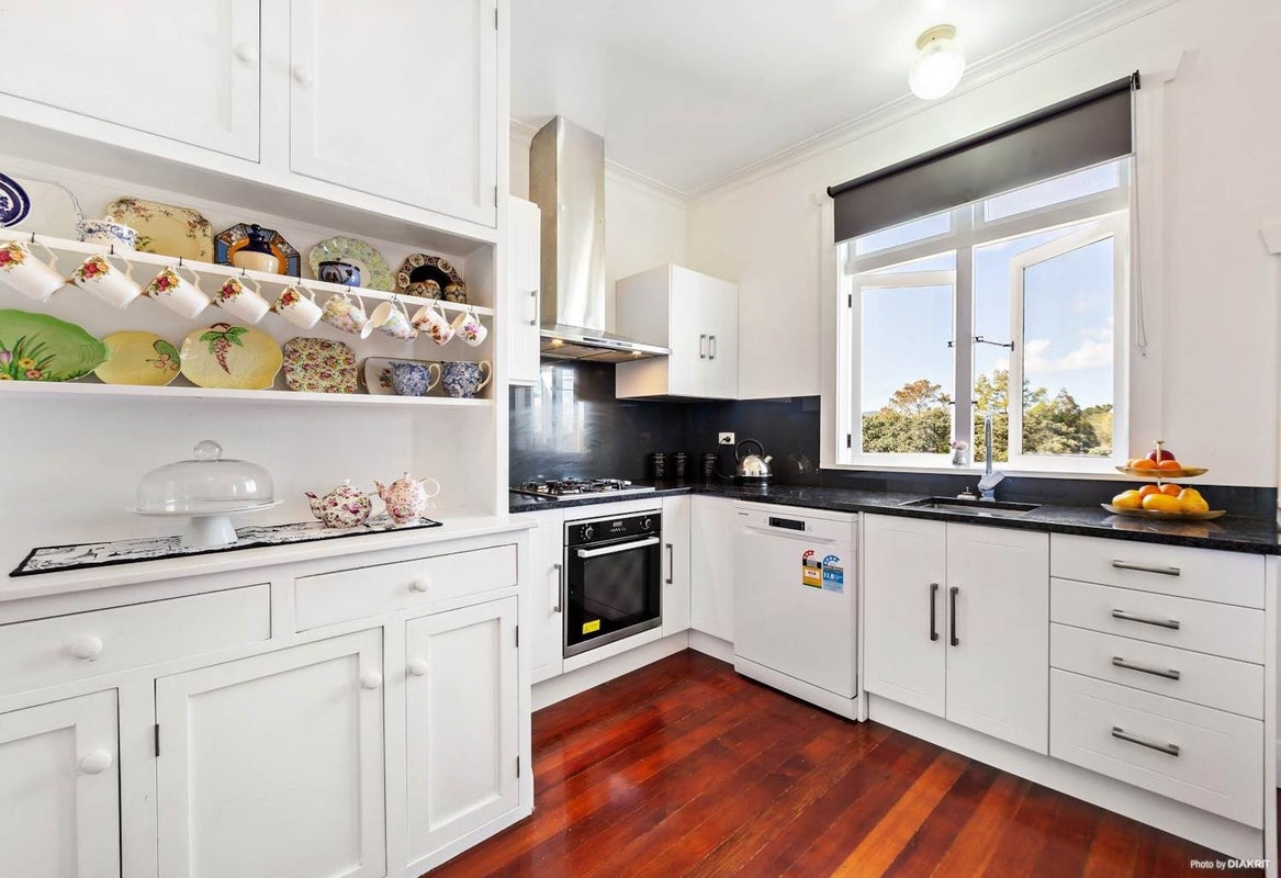 39 Hanlon Crescent, Narrow Neck, Auckland - Carousel 2