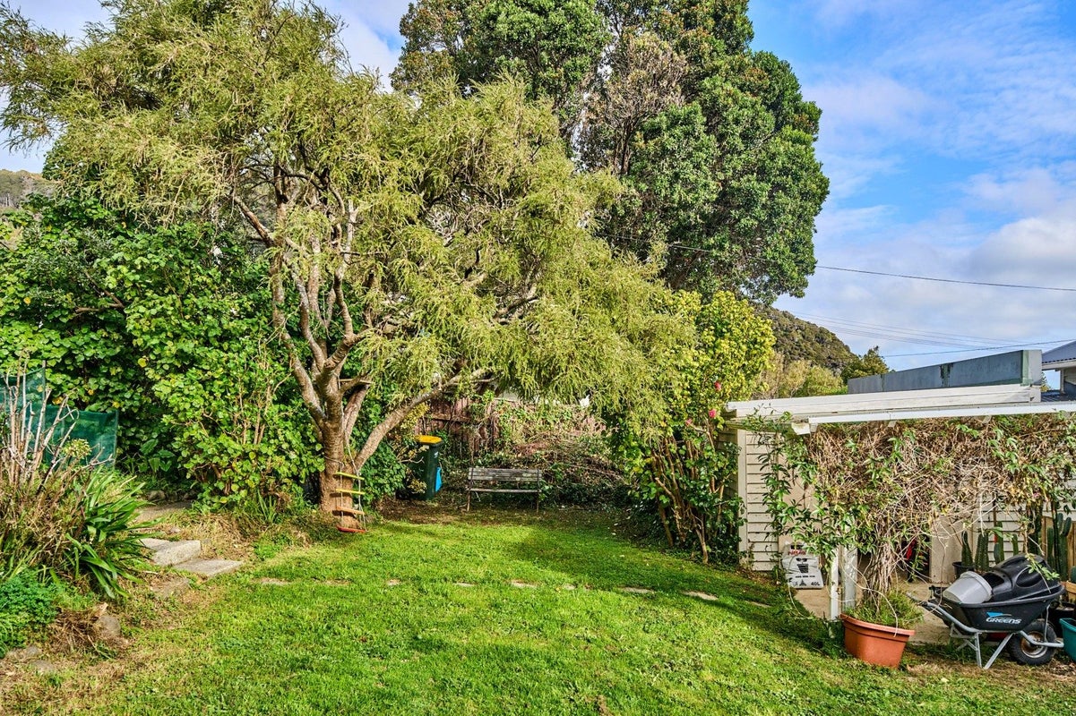 9 Totara Street, Eastbourne, Lower Hutt - Carousel 2