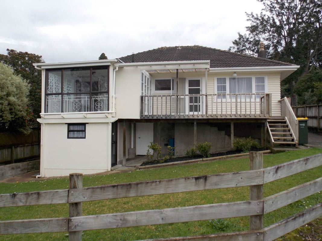 1 Lynwood Road, New Lynn, Auckland - Carousel 2