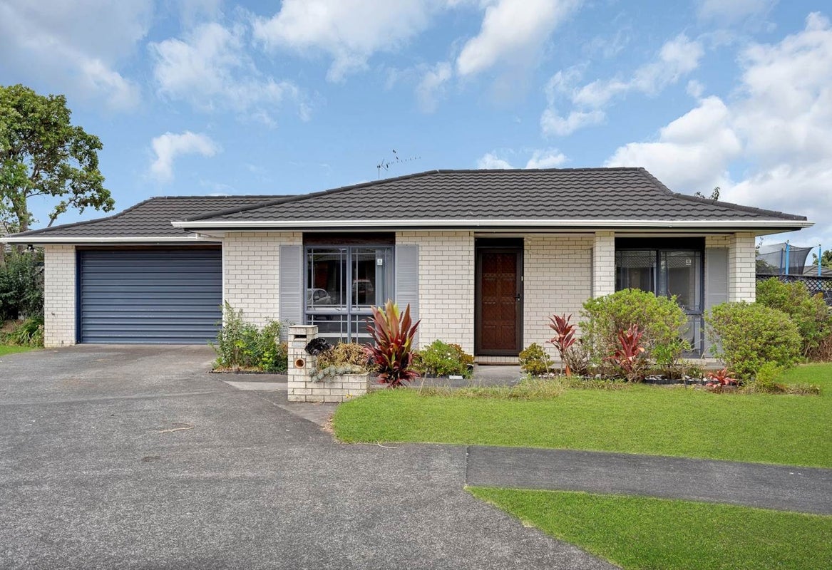 11 Newbegin Place, Weymouth, Auckland - Carousel 1
