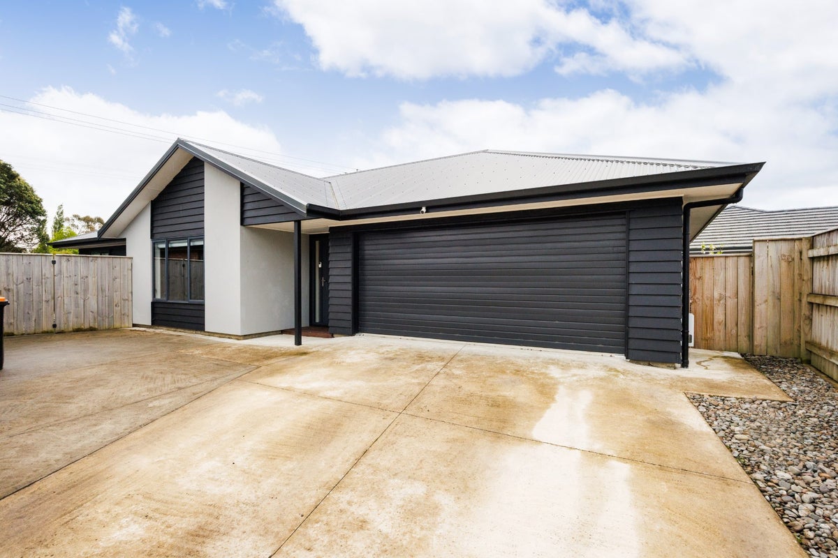 8 Butler Place, Fitzherbert, Palmerston North - Carousel 1